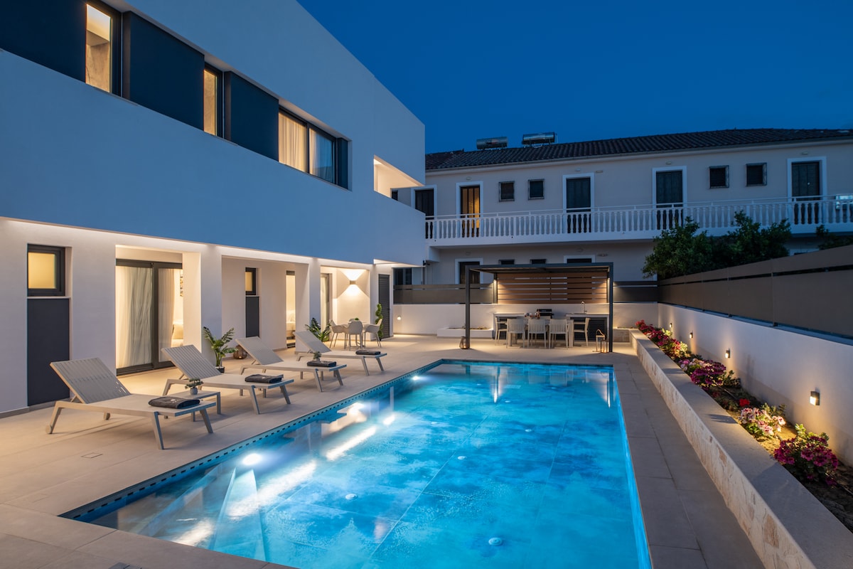 Savvas & Maria Palace - Marias Villa Heated Pool