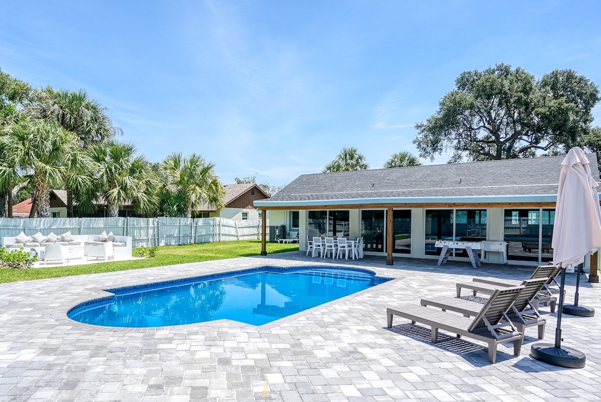 Luxe- Pickleball FirePit Heated Pool-8min to beach