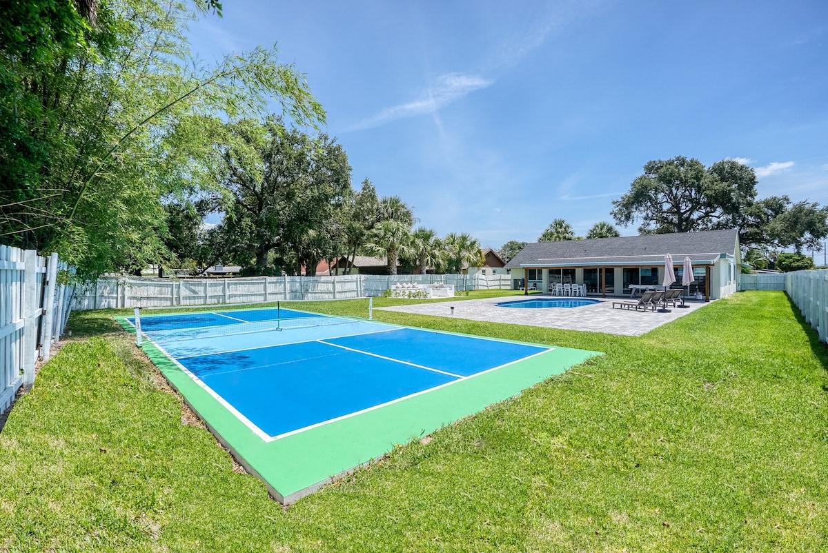 Luxe- Pickleball FirePit Heated Pool-8min to beach