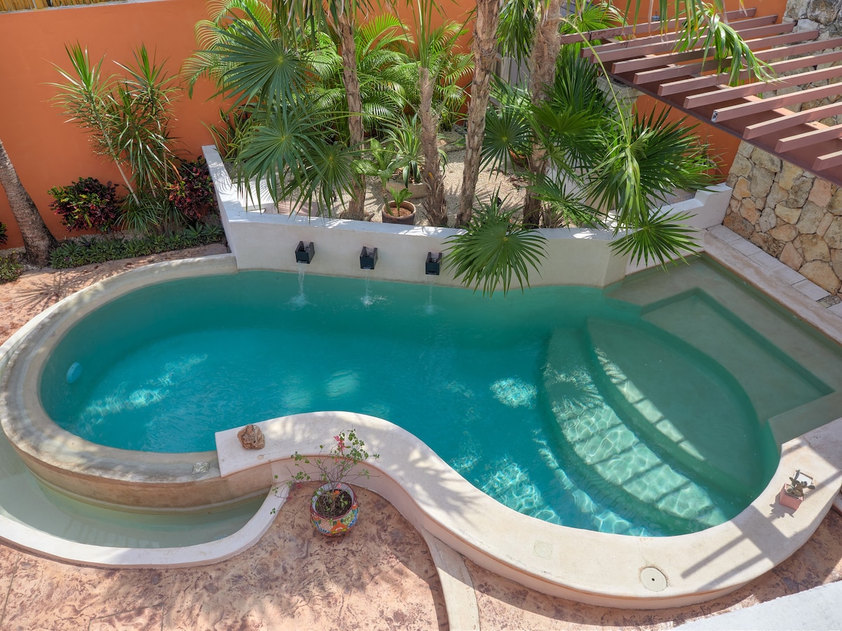 Casa Naranja in Santa Ana with gorgeous pool!