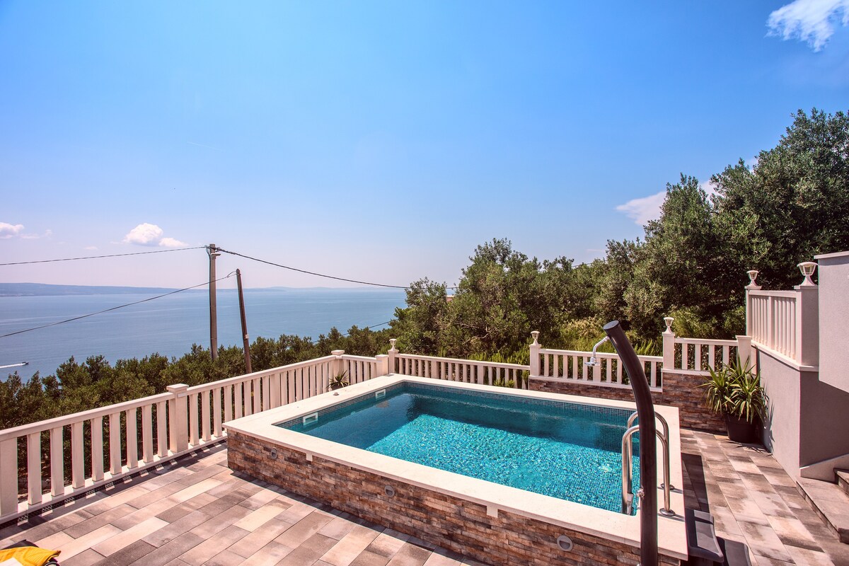 Last minute! Villa for 6 with pool and Seaview!