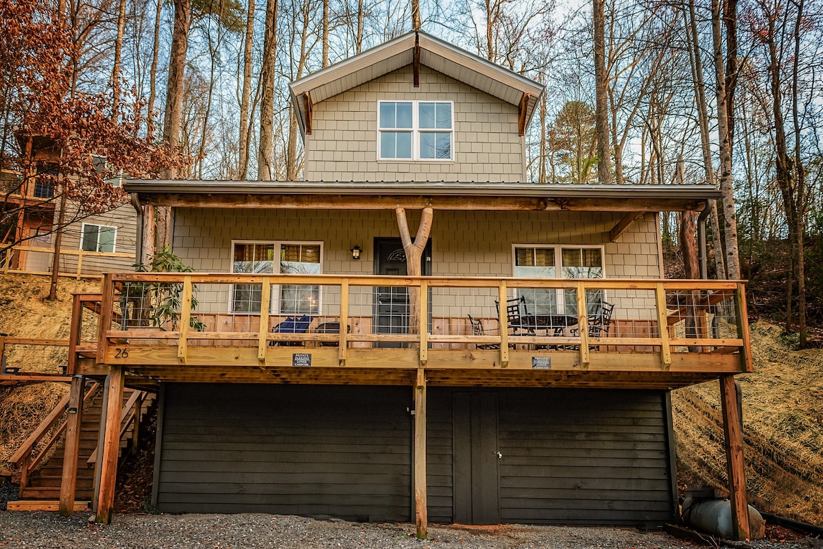 Gorgeous Hillside Cabin: Mins to Downtown Bryson!