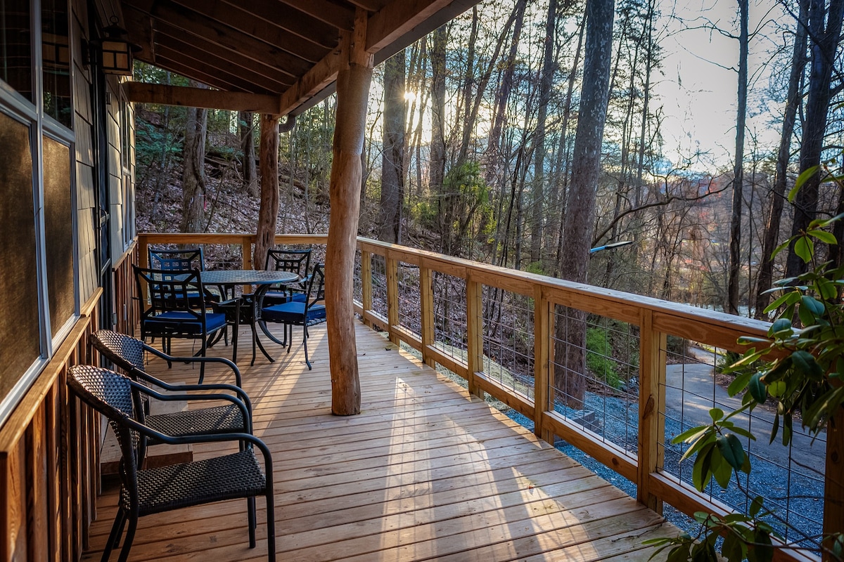 Gorgeous Hillside Cabin: Mins to Downtown Bryson!