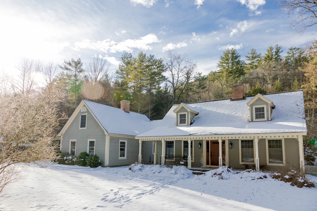 Okemo Area Stylish Farmhouse with Hot Tub