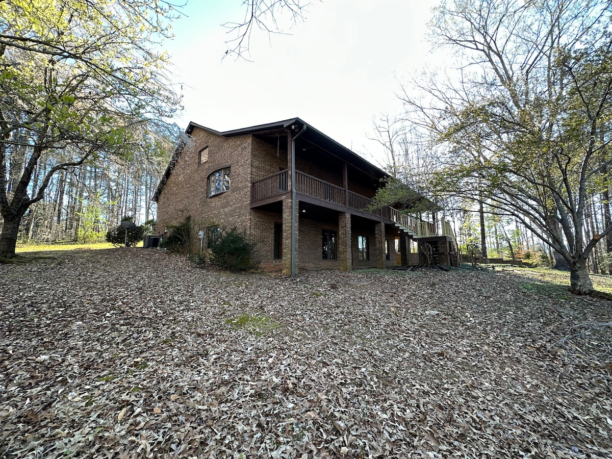 Large Private Home - Near TIEC (w/Barn option)