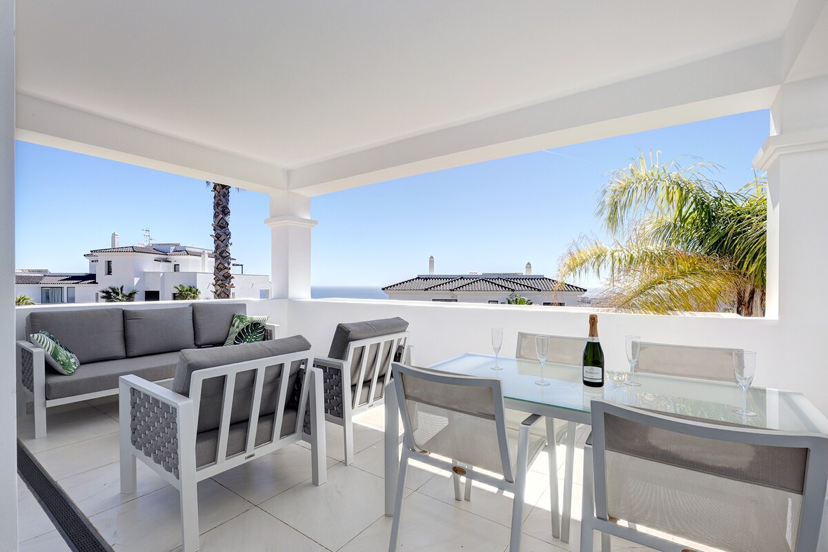 2 Bed Apartment @ Estepona Hills, Great Sea Views!