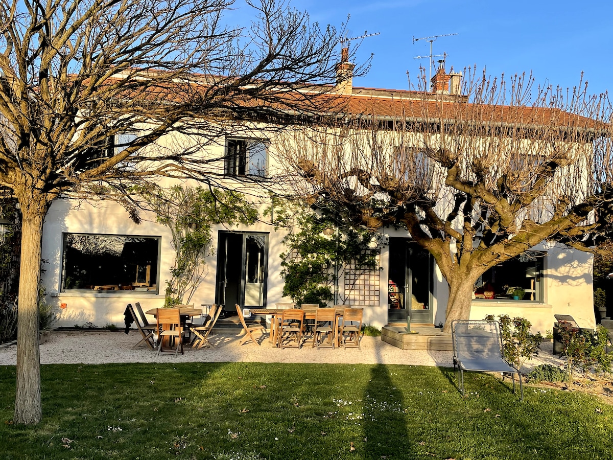 Grande maison ancienne avec piscine et jardin