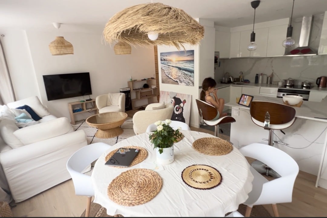 Explore Caparica's beaches & Lisbon-stylish flat
