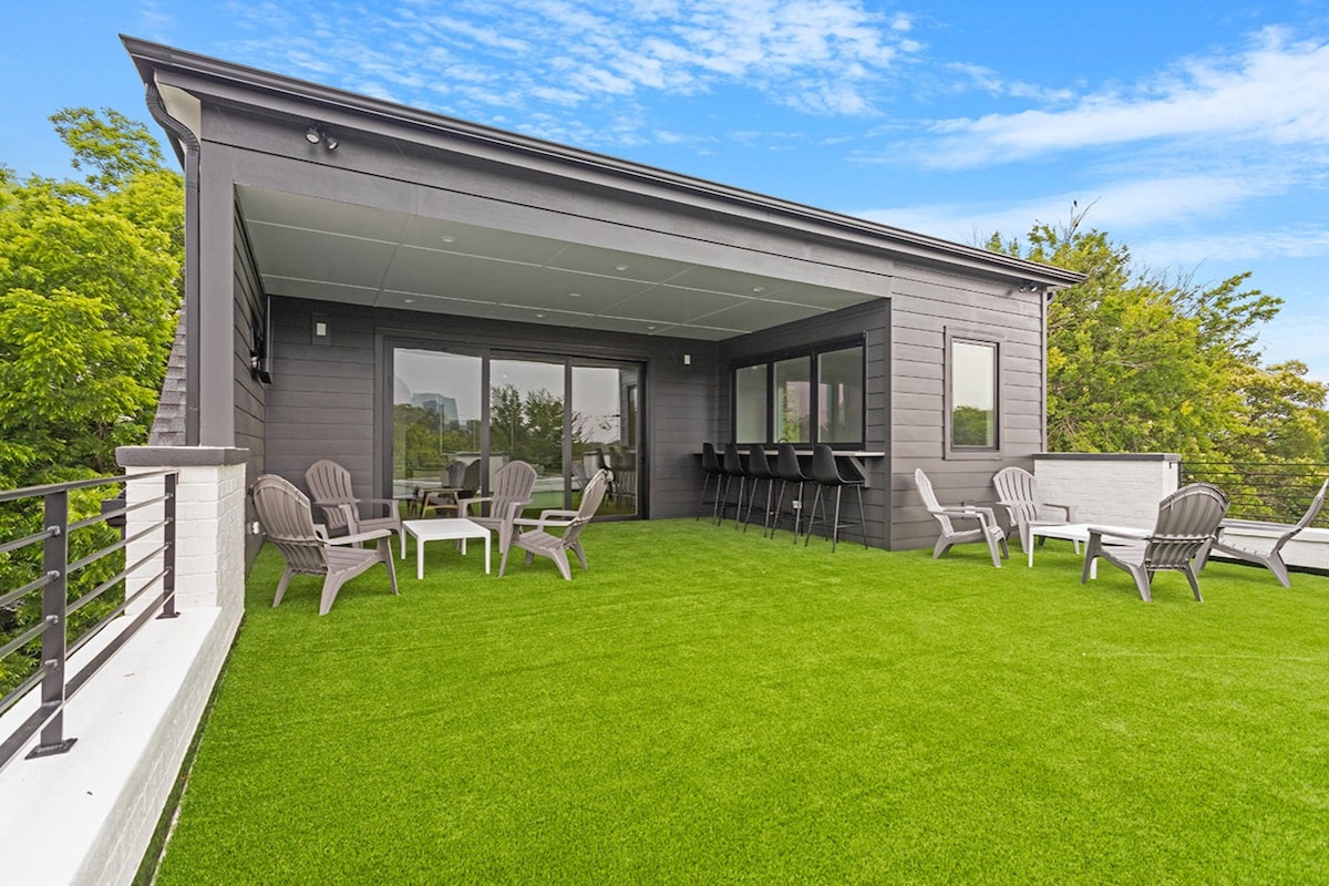 Huge Rooftop Turf Patio w/ Stunning Skyline Views!