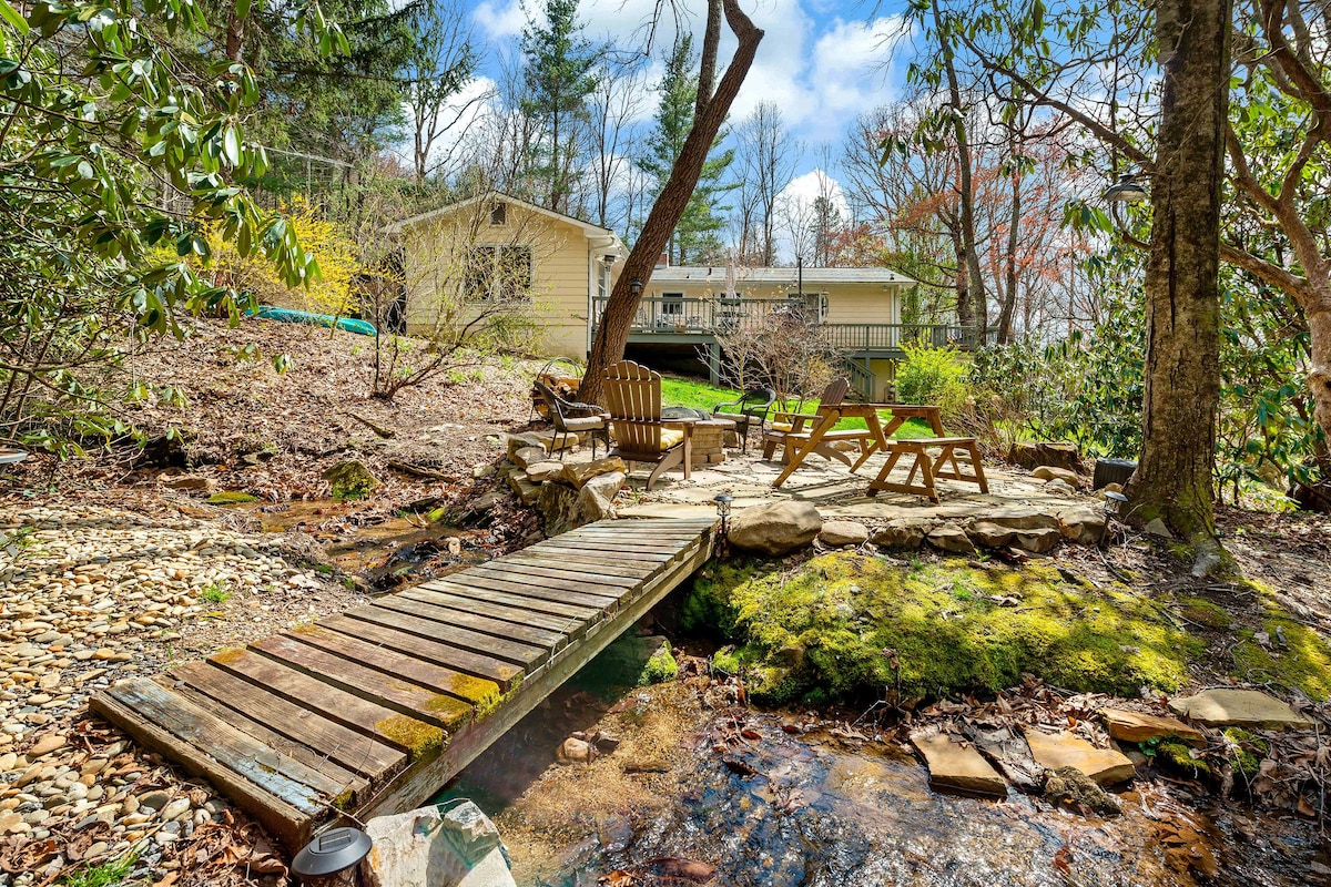 Creekside Getaway, Quiet Wooded Lot Close to Town