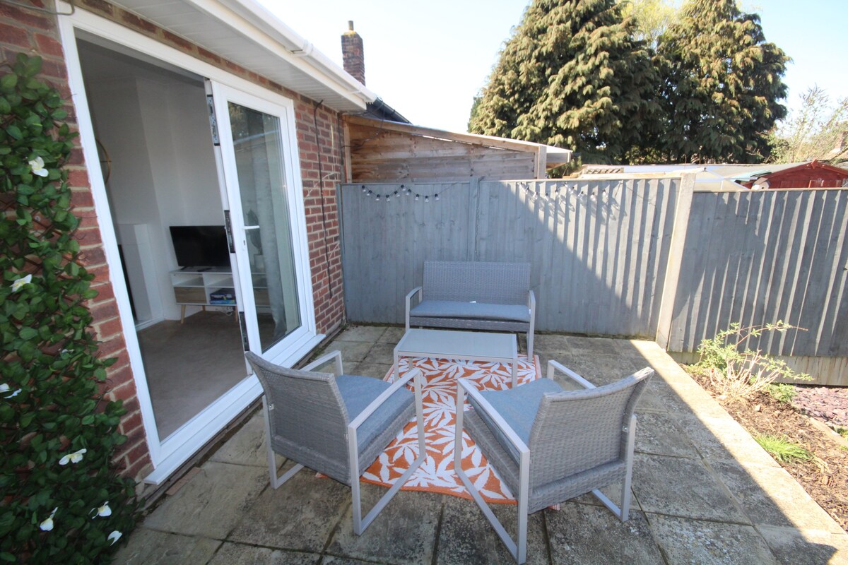 Cosy Two Bedroom Bungalow in Hutton Brentwood