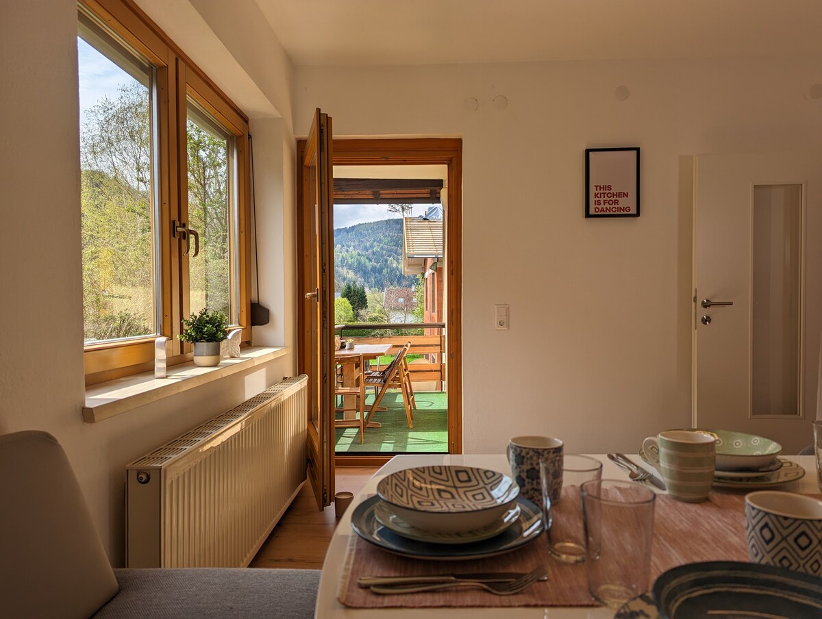 Sonnige große FeWo mit Balkon, See nähe, Smart TV