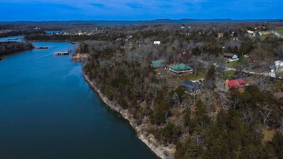 Lakeside Cabin with Loft & Balls