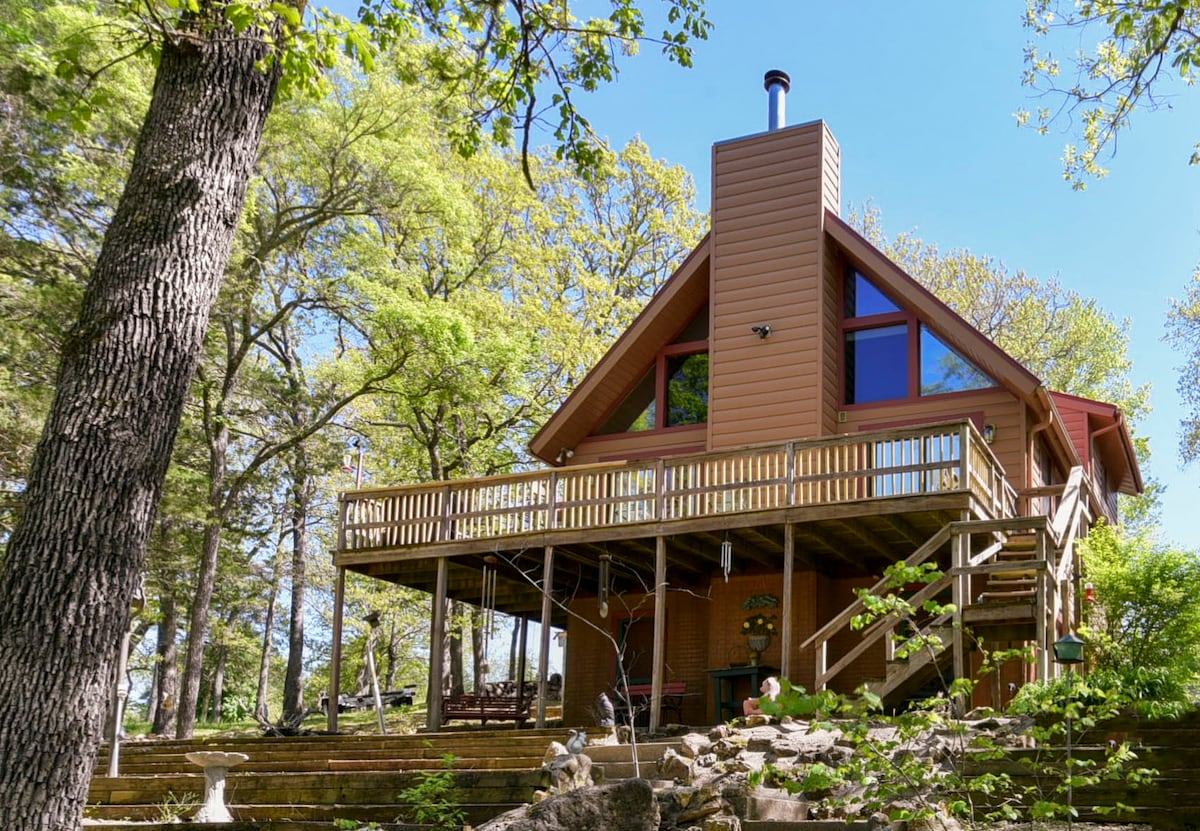 Lakeside Cabin with Loft & Balls