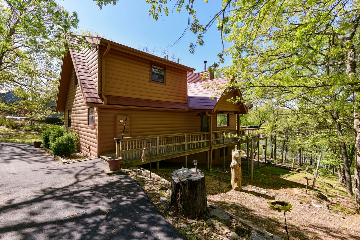 Lakeside Cabin with Loft & Balls