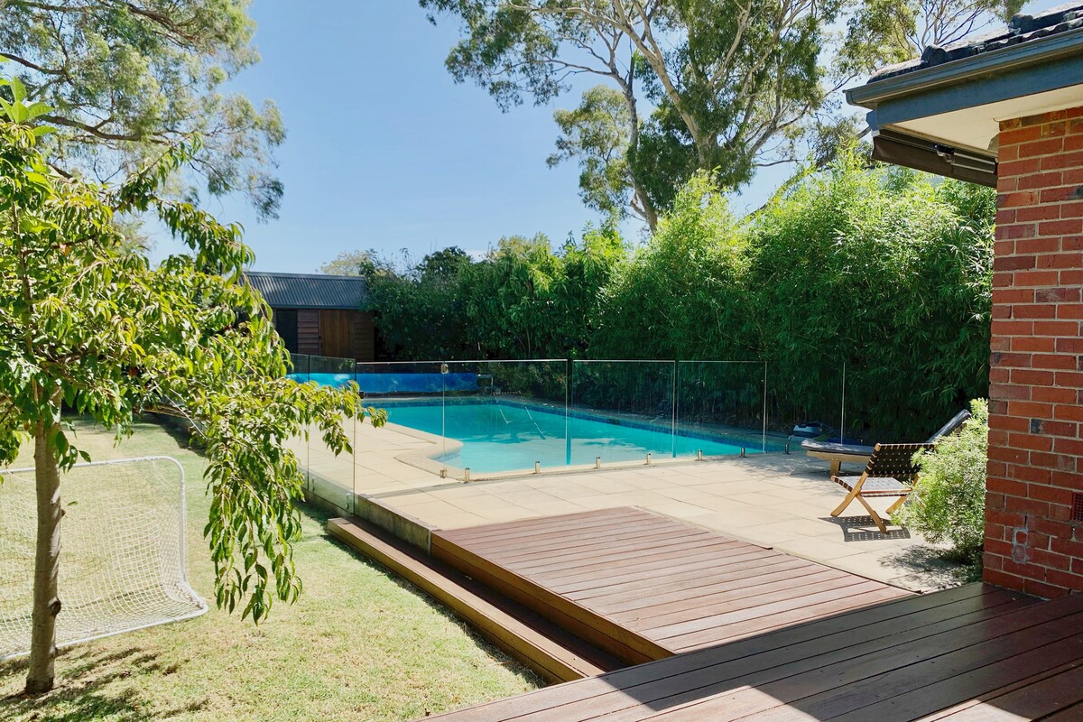 'Orange House'. Leafy backyard with pool