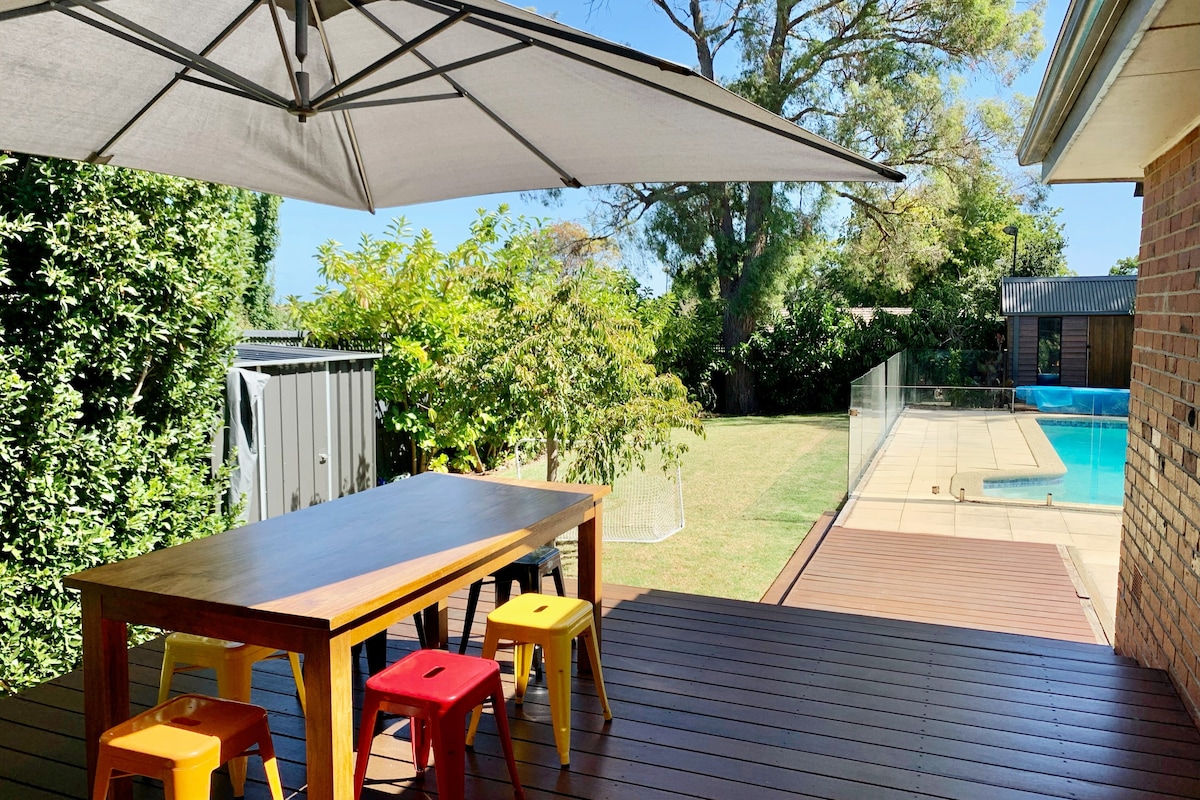 'Orange House'. Leafy backyard with pool