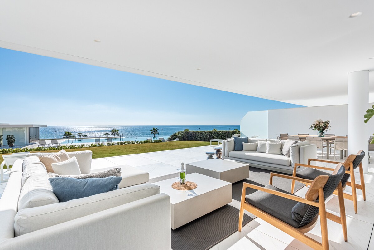 Beachfront luxury 4 bedroom garden apartment