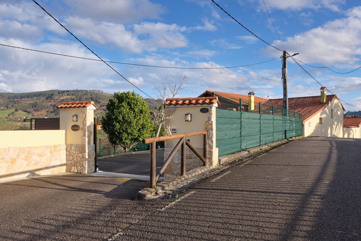 Casa de pueblo adosada, en la zona rural de Gijón.