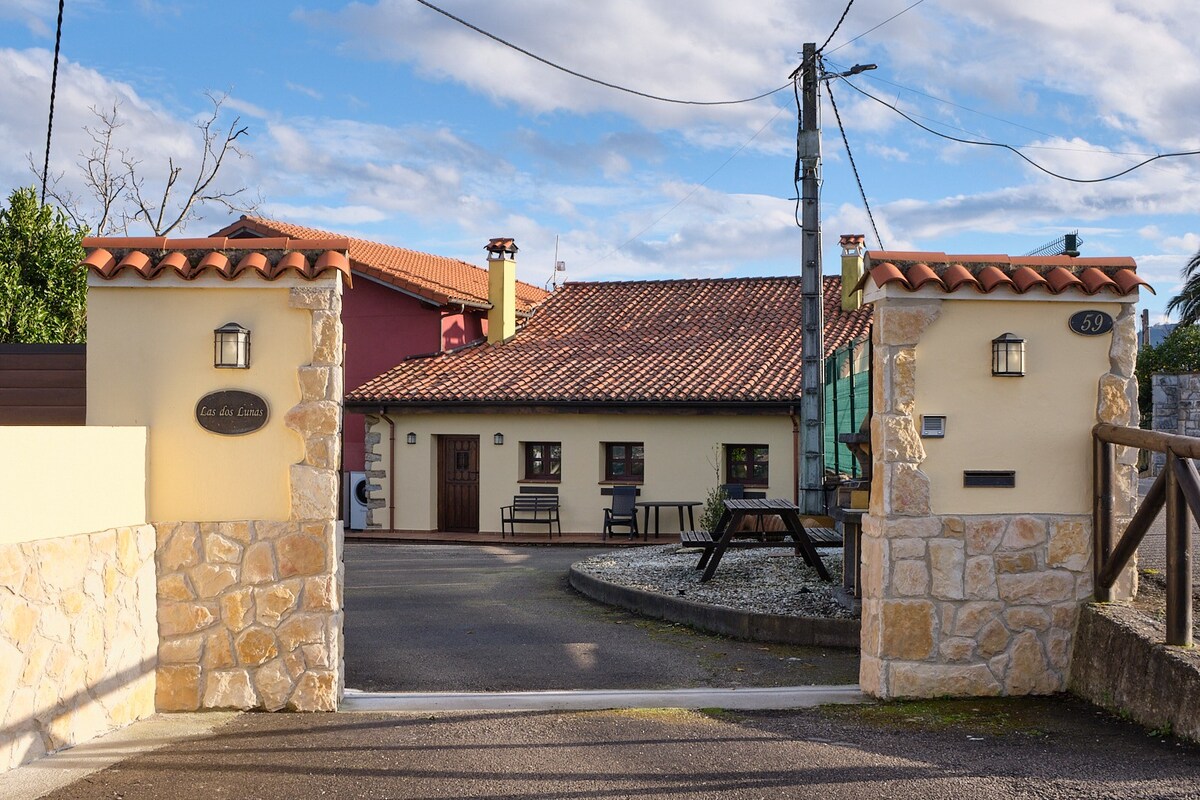 Casa de pueblo adosada, en la zona rural de Gijón.