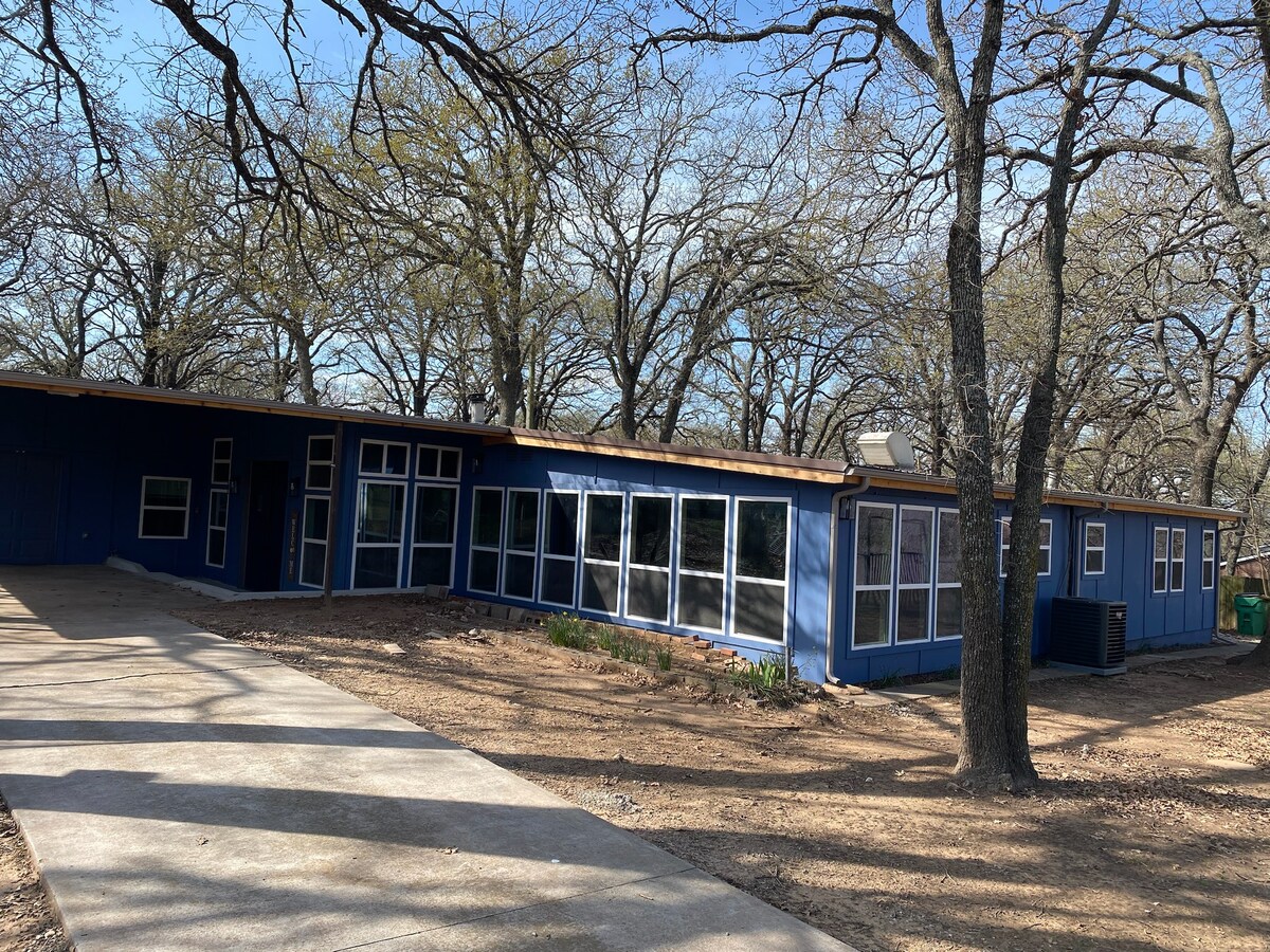 Luxurious Lake Texoma modern house, huge backyard