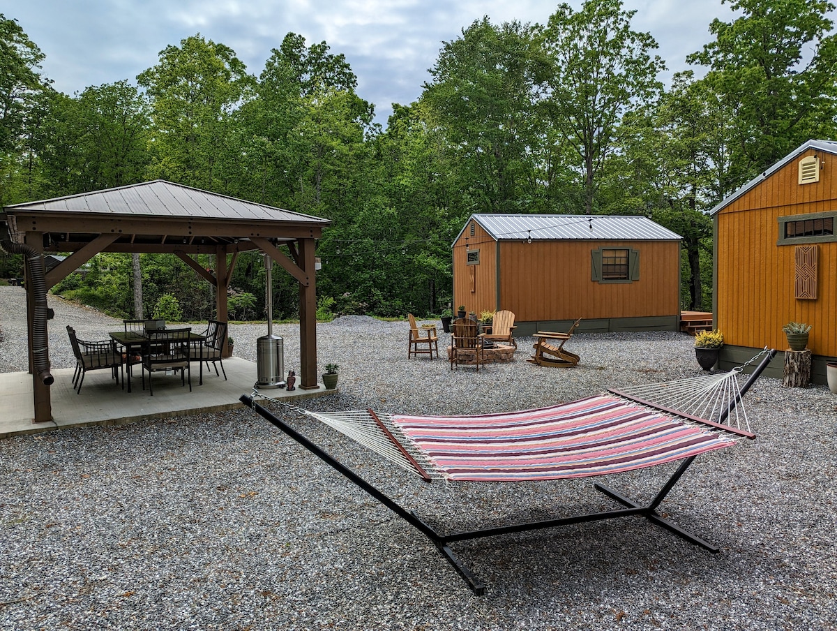 Entire Complex: 3 Cabins, tent and more (6-12 ppl)