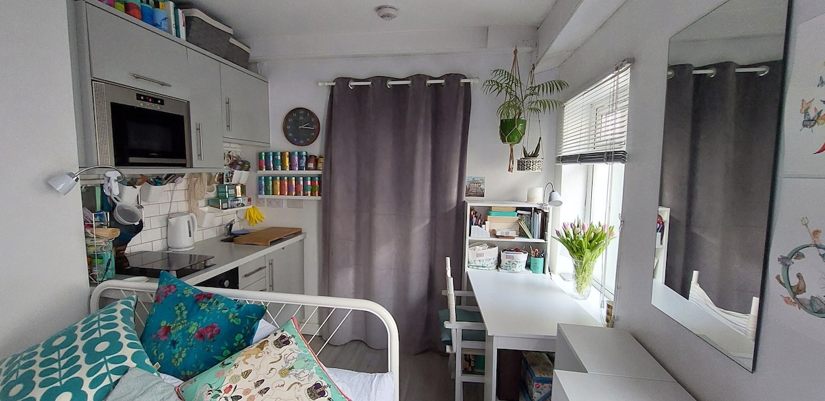 London studio flat - cosy & bright