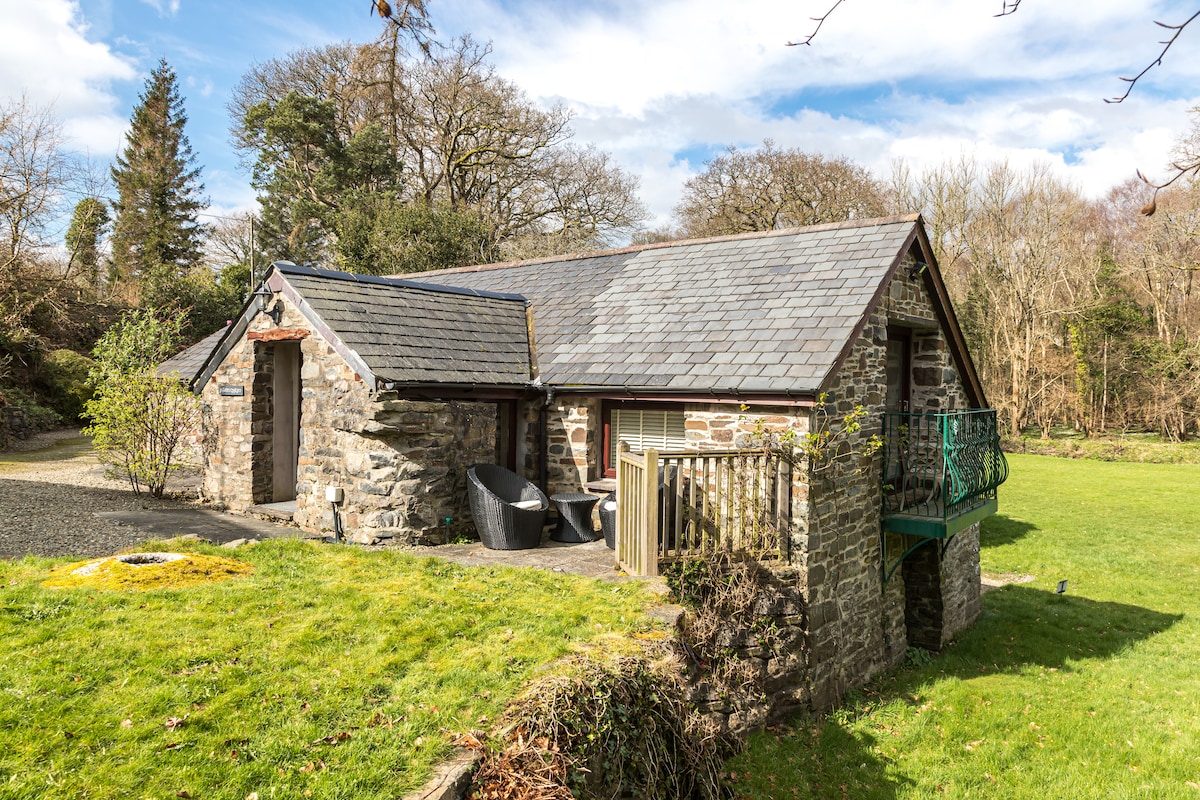 Peaceful Riverside Retreat in Stunning West Wales