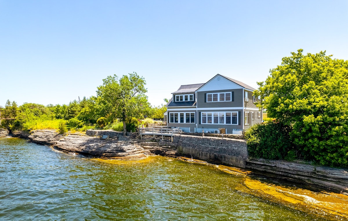 Stone Cove Cottage overlooking Lake Ontario