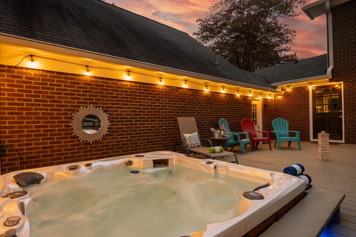 Cozy & Relaxing Home | Hot Tub | Fire Pit | Deck