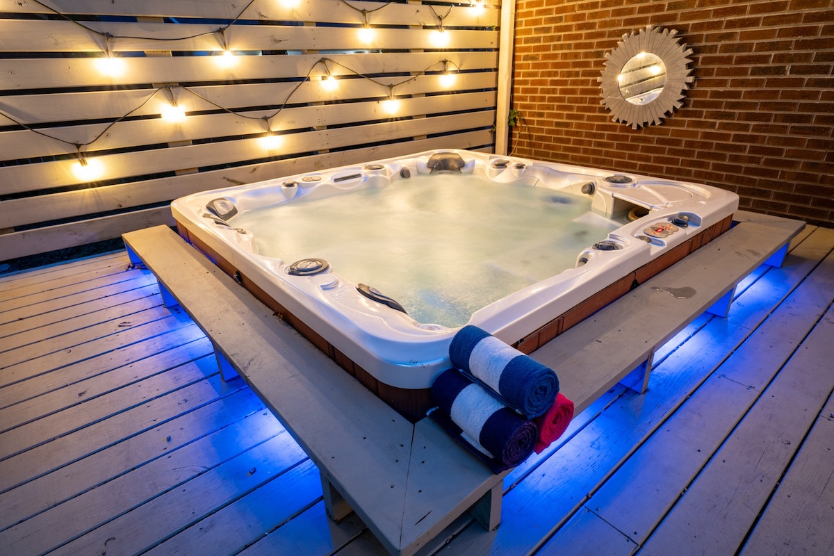 Cozy & Relaxing Home | Hot Tub | Fire Pit | Deck
