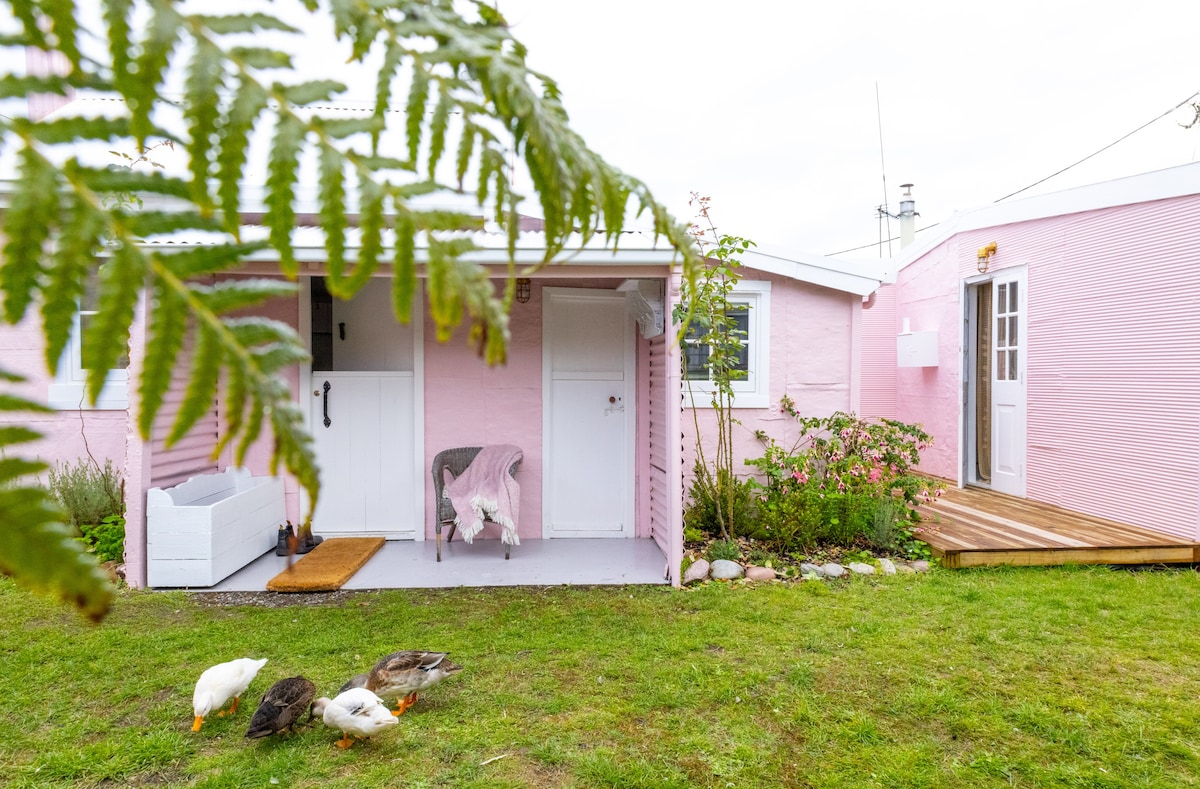 Rosy Summers - a Beautifully Curated Tassie Shack