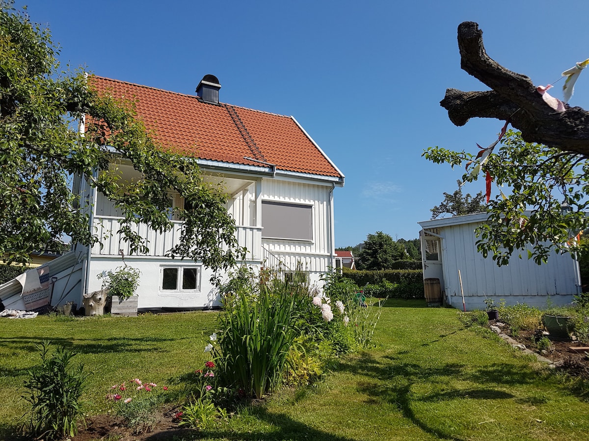 Villa Liv. Trivelig hus med hage på Tofte.