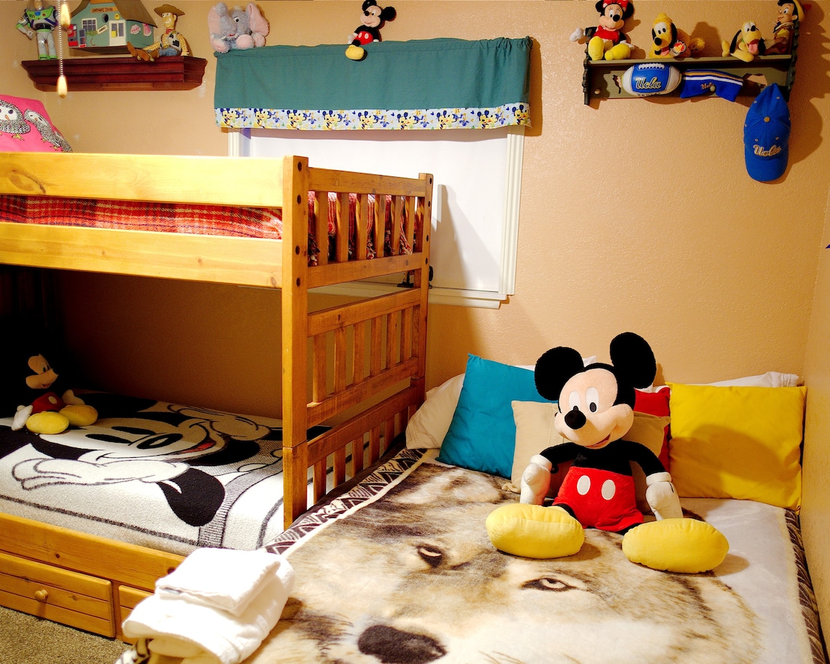 Welcoming 1 bedroom Disney themed Bed & Breakfast