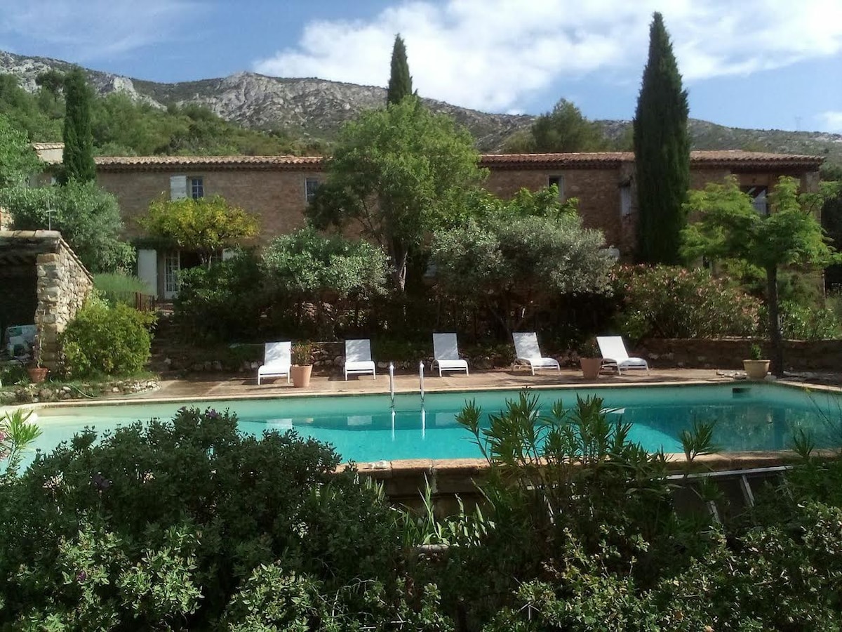 Aix, Sainte-Victoire, Ferme sur Propriété de 7 Ha