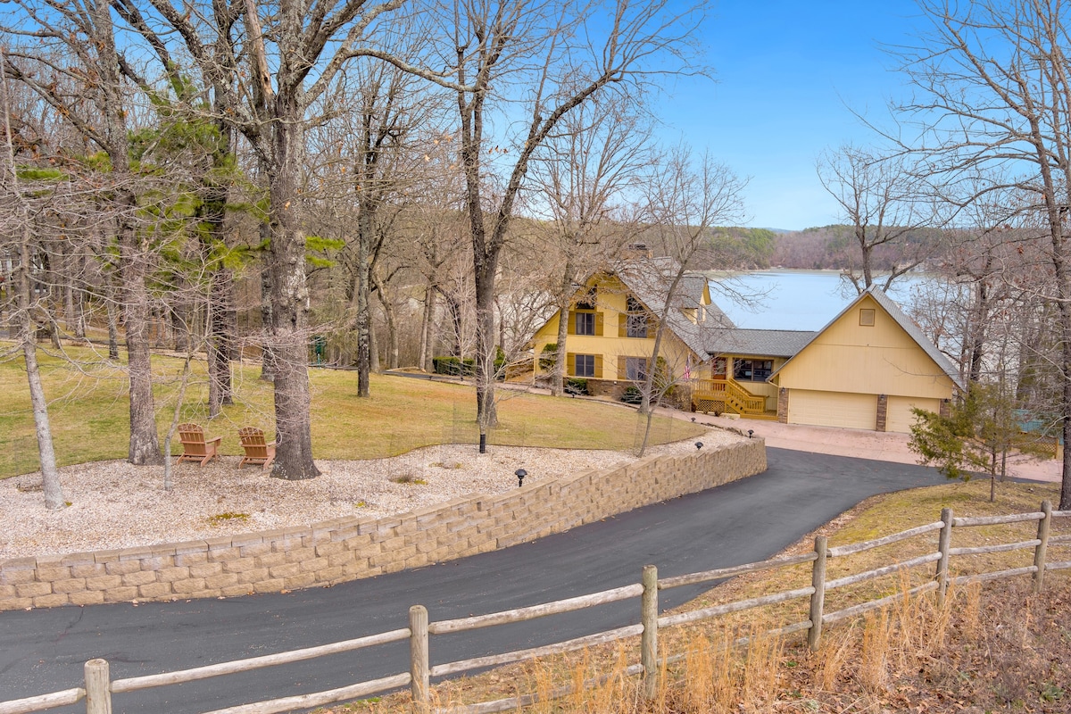 Scenic high end lake retreat close to town