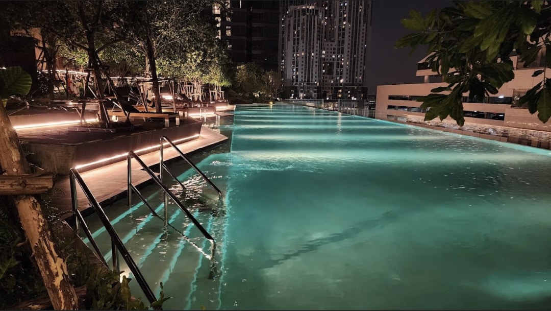 曼谷市中心全新高档公寓两房/无边泳池/交通便利/度假绝佳选择