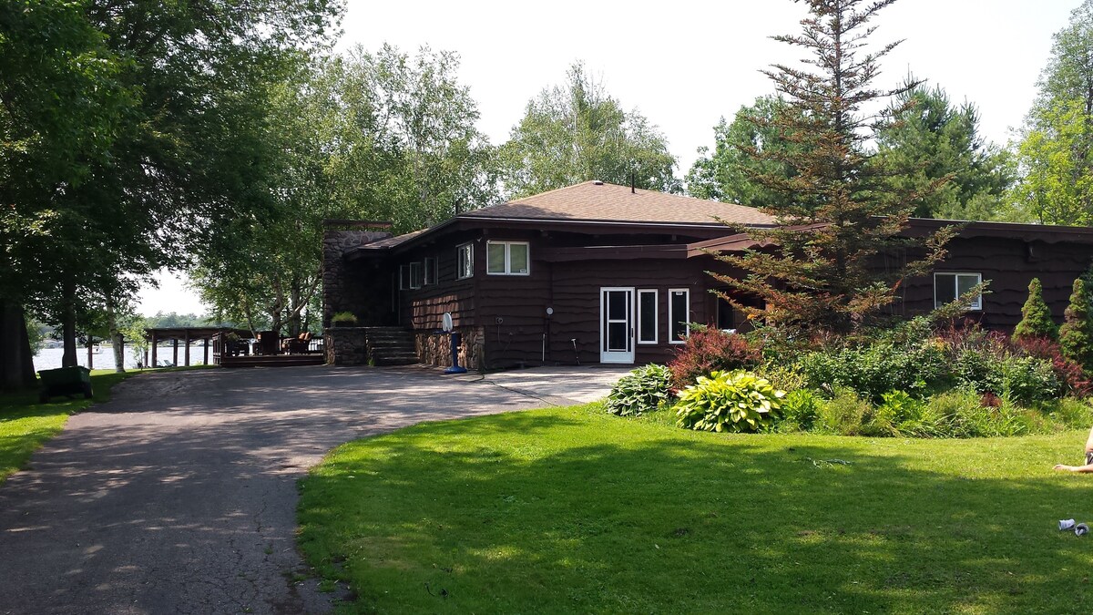 Lakefront Luxury 6-Bdrm Cottage on Sparrow Lake