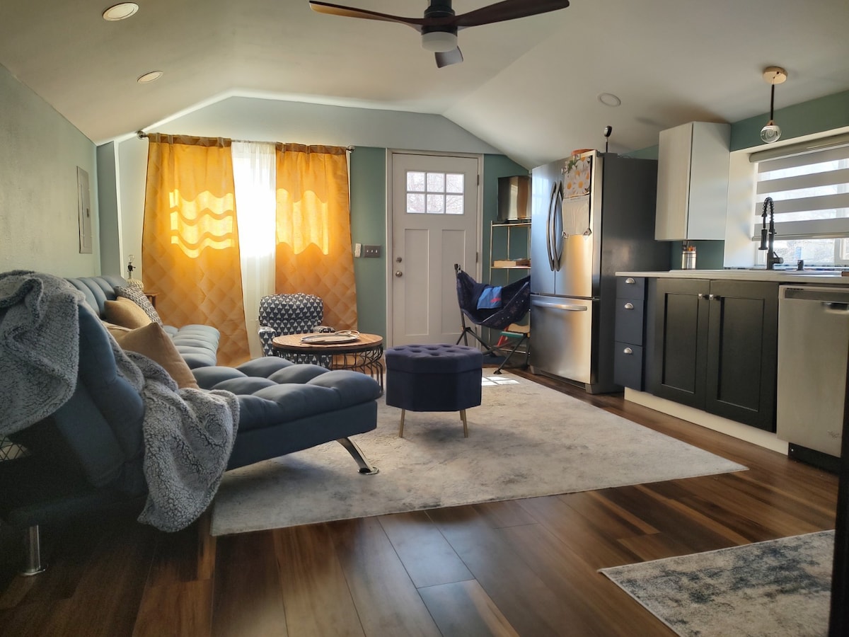 Contemporary Studio Tiny House near Red Rocks!