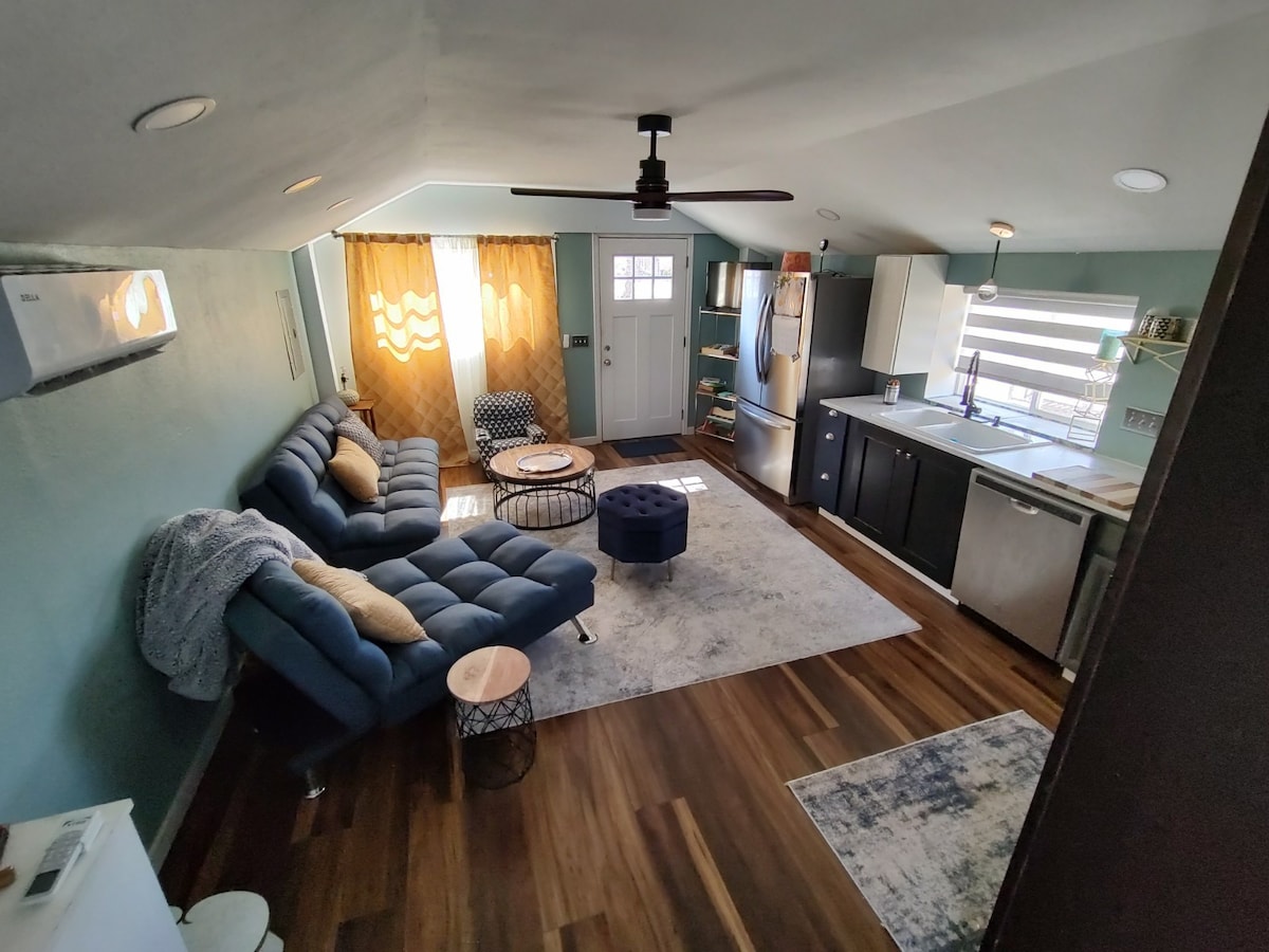 Contemporary Studio Tiny House near Red Rocks!