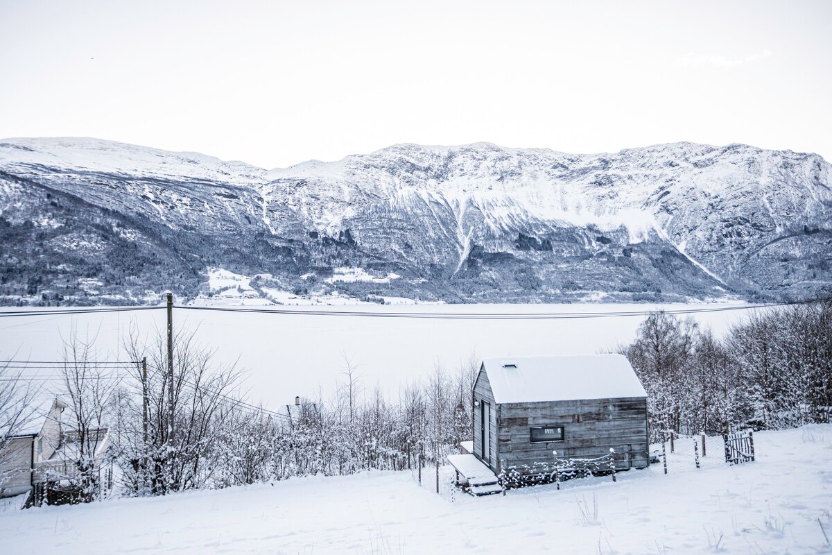 Minihus ved vakre Lustrafjorden