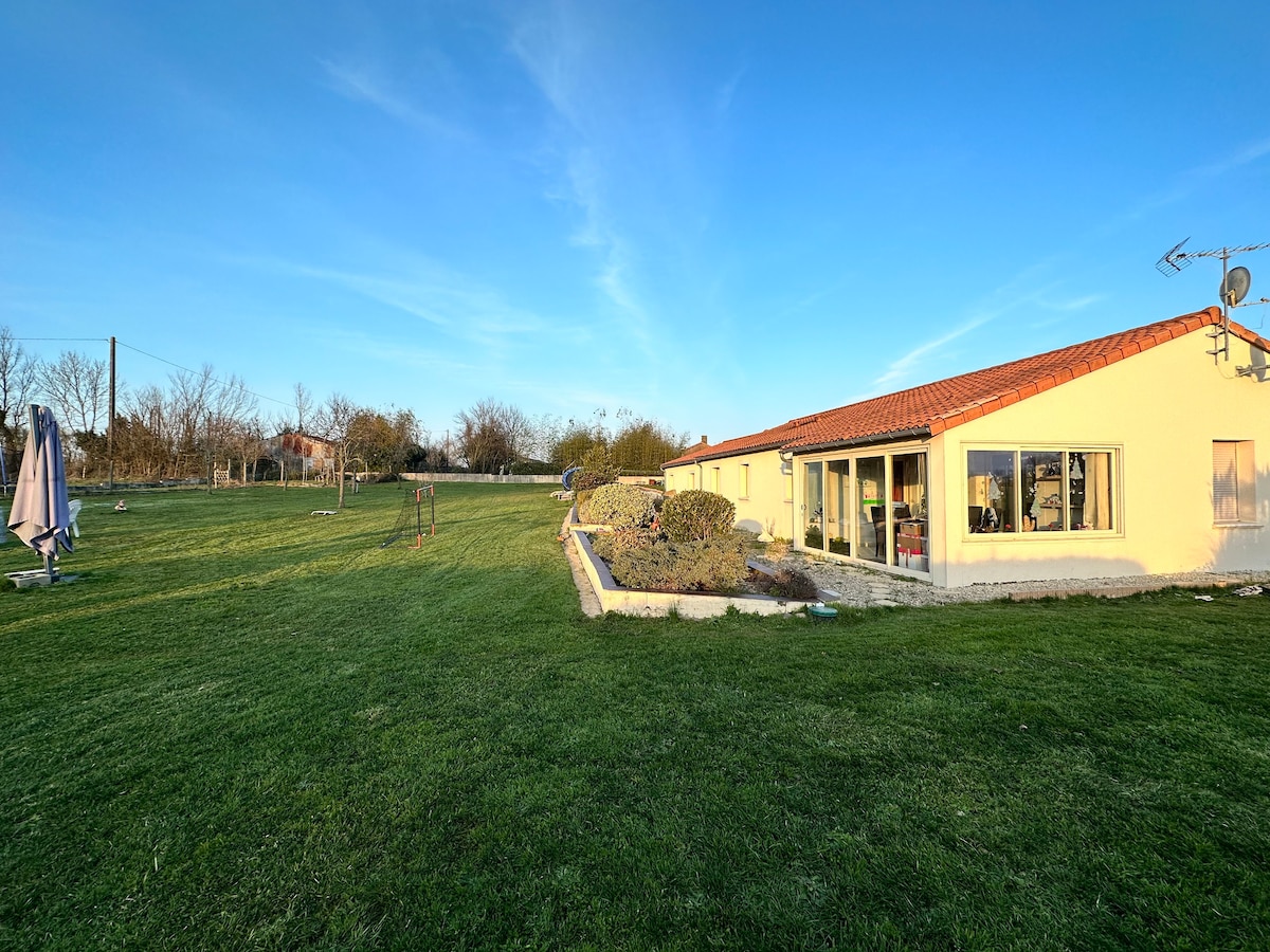 Maison à la campagne, grand jardin, Jacuzzi en été