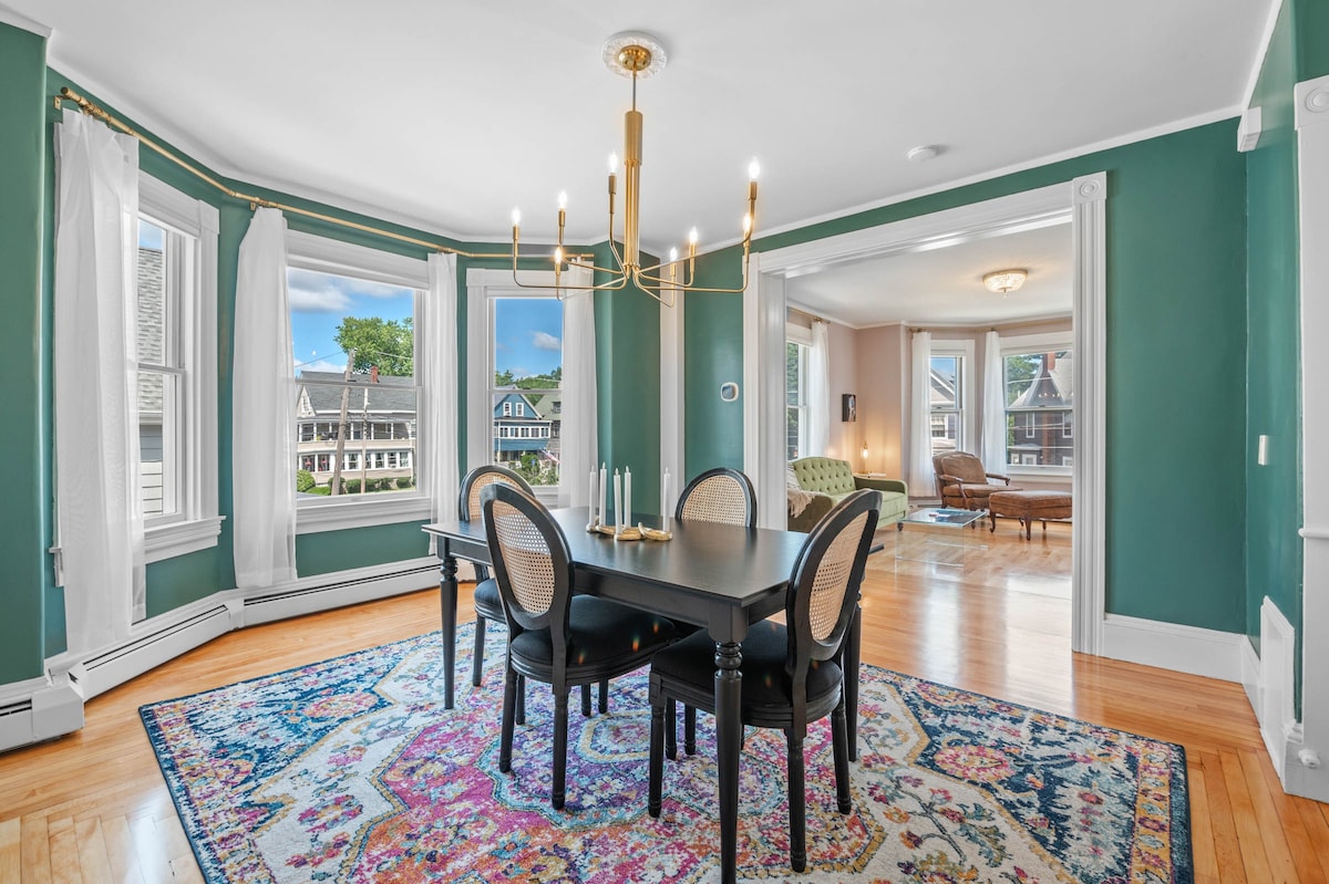 Newly Renovated Victorian Haven close to Boston