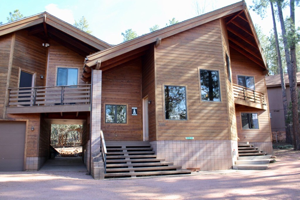 Perfectly located spacious cabin in the tall pines