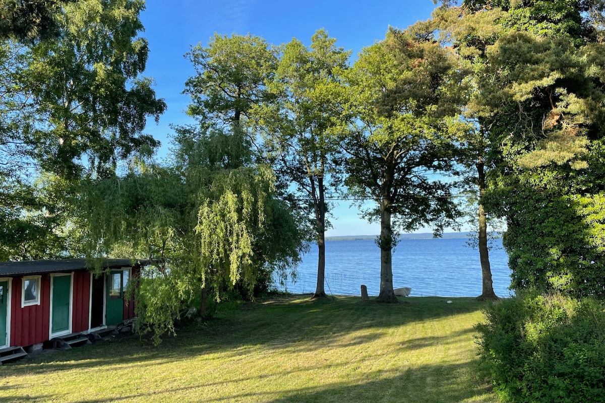 Cozy cottage by the lake