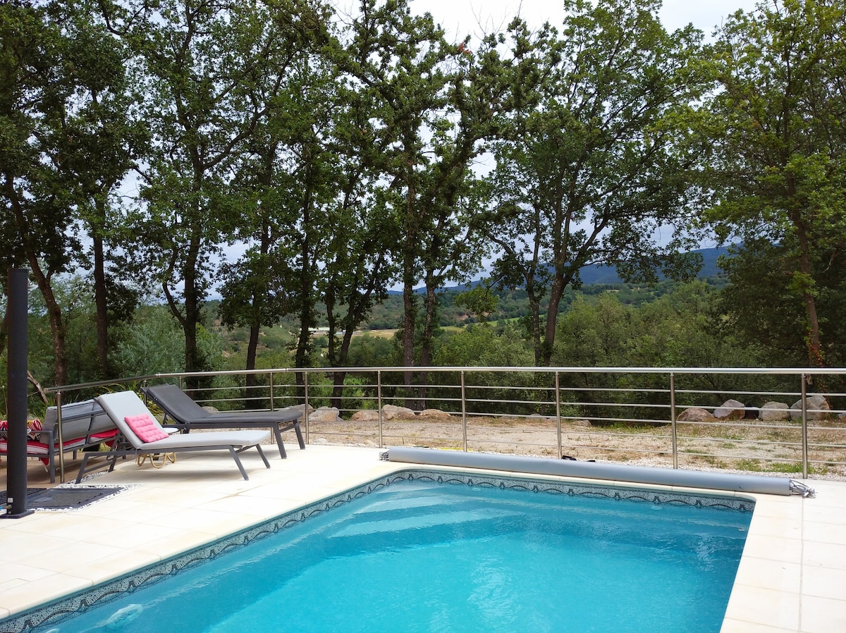 Villa calme avec piscine chauffée. Vue magnifique