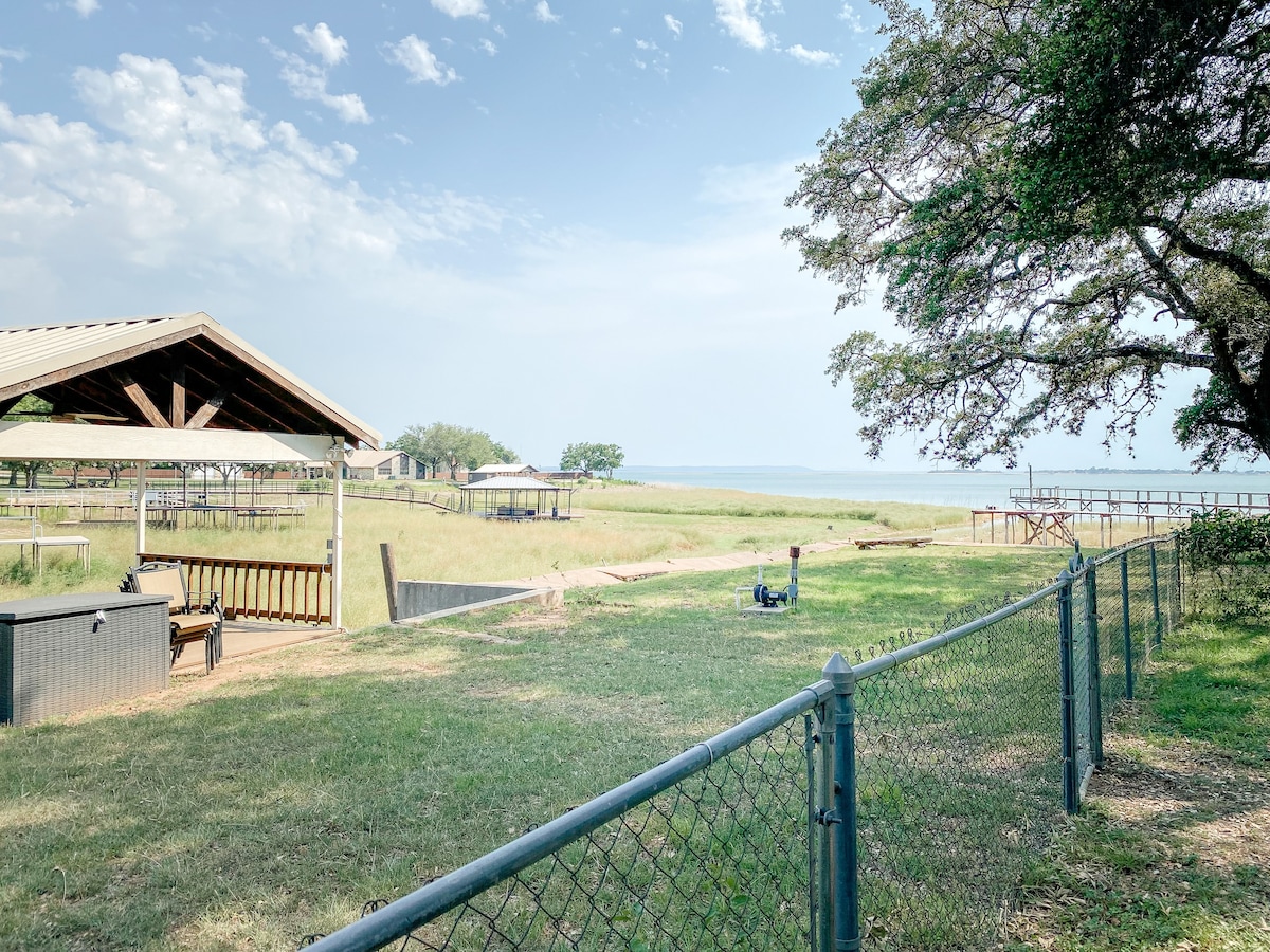 Waterfront Lake Buchanan Country Bungalow