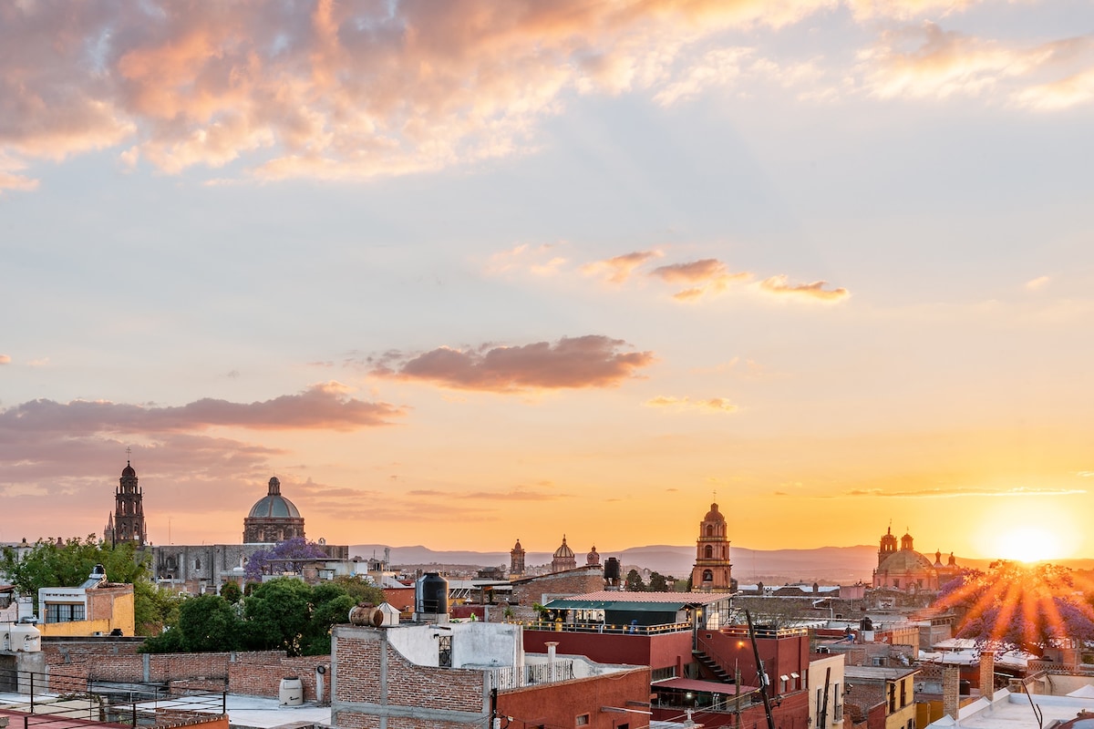 Casa Linda 2BR Luxury Bedding, A/C & Rooftop Views