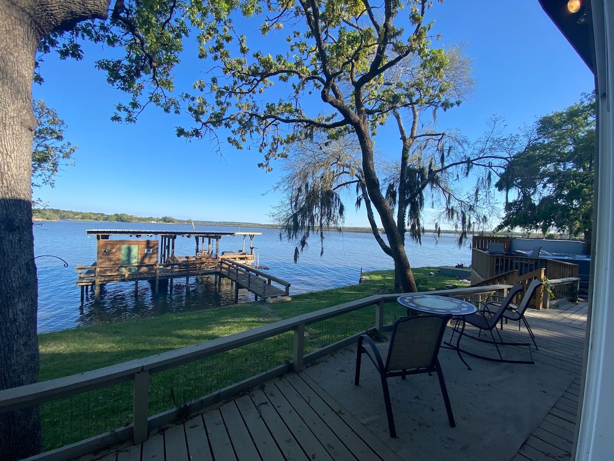 Peaceful Lake Front Retreat