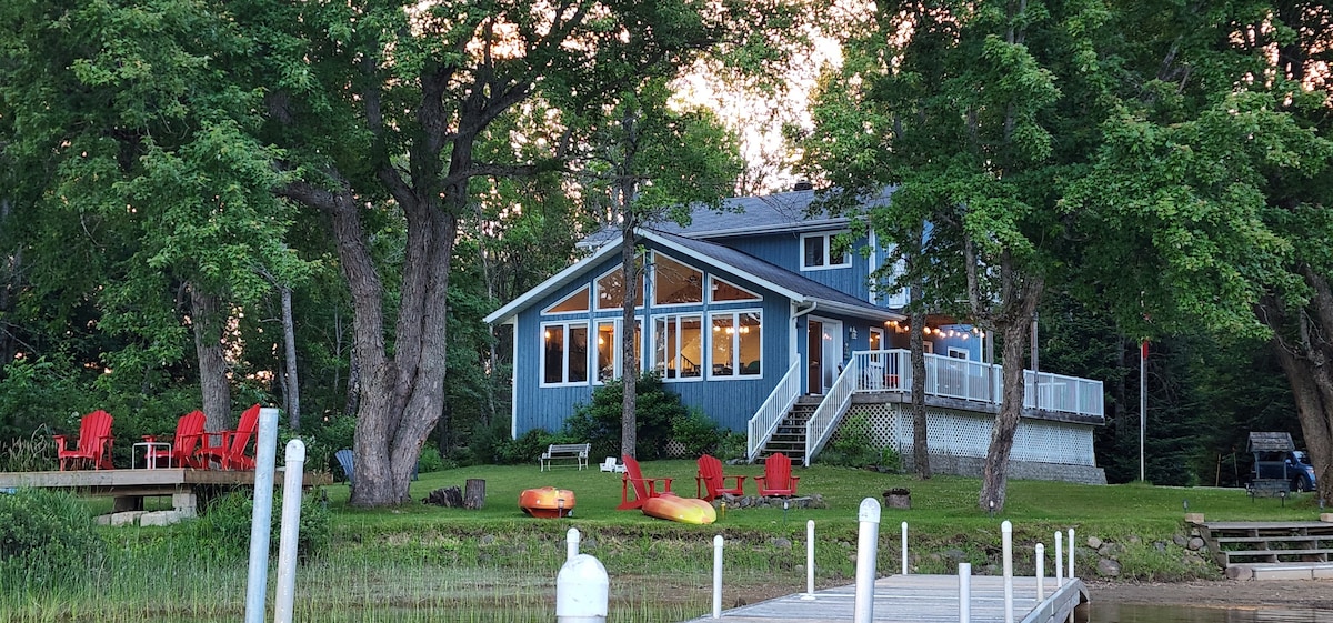 Charming Lakefront- 4 bdrm spacious cottage